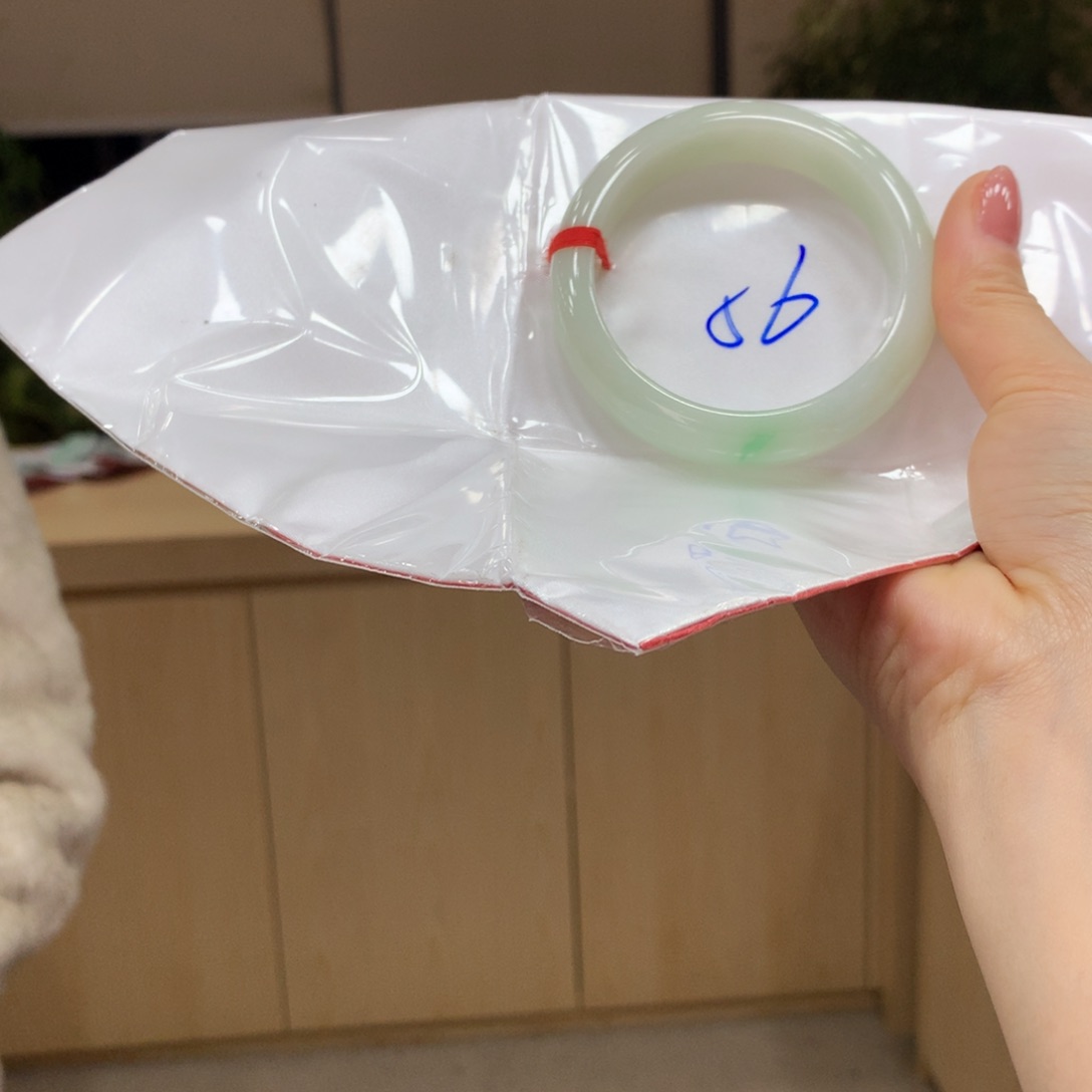 翡翠手镯未镶嵌不退不换