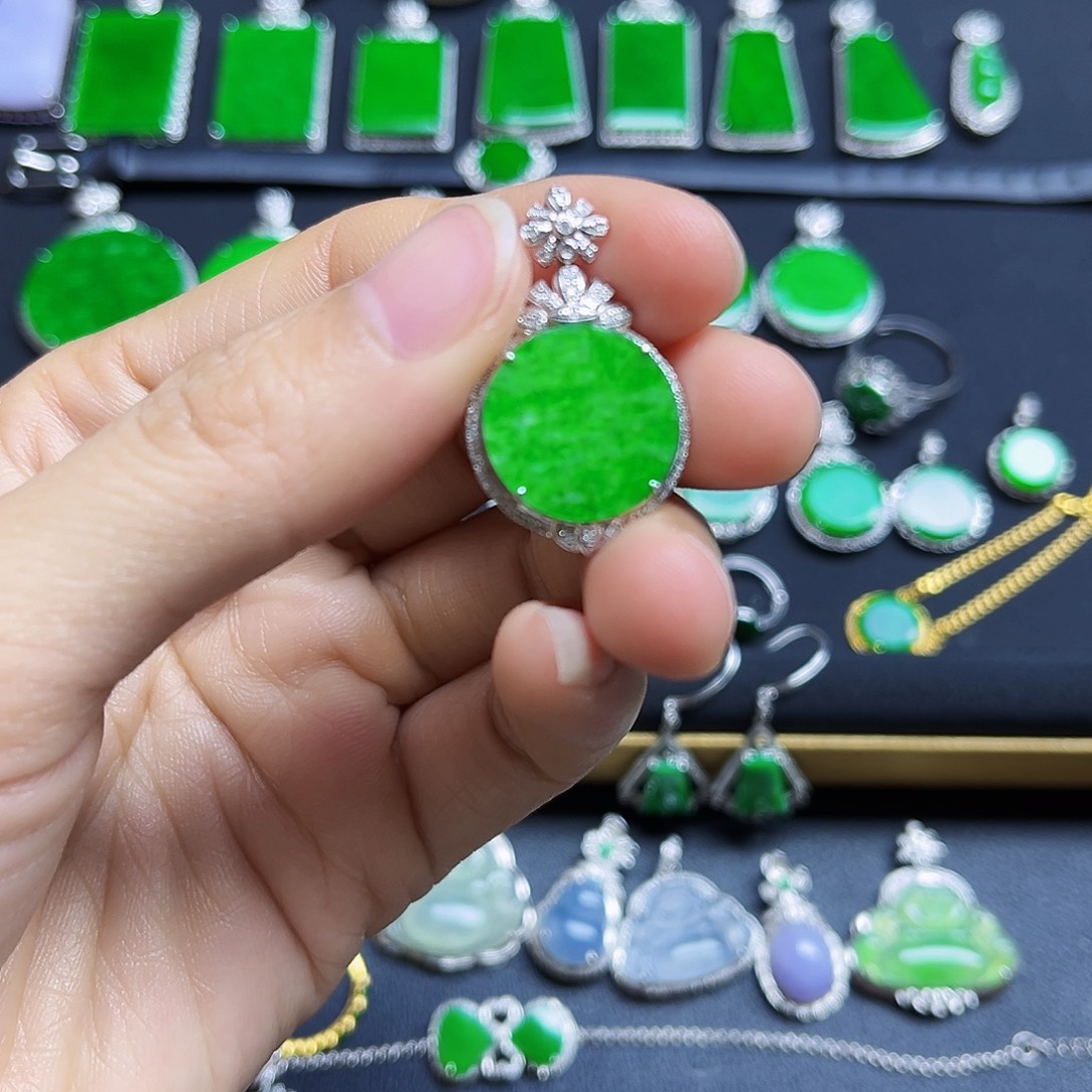 翡翠18K金镶嵌颈饰