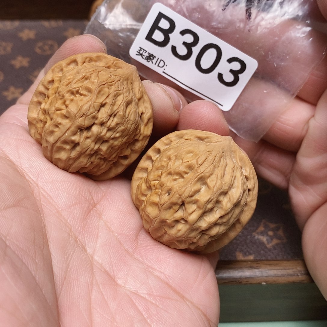 把件文玩核桃一抹红2代。    