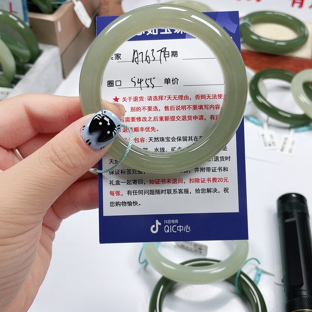 馒***子和田玉手镯未镶嵌