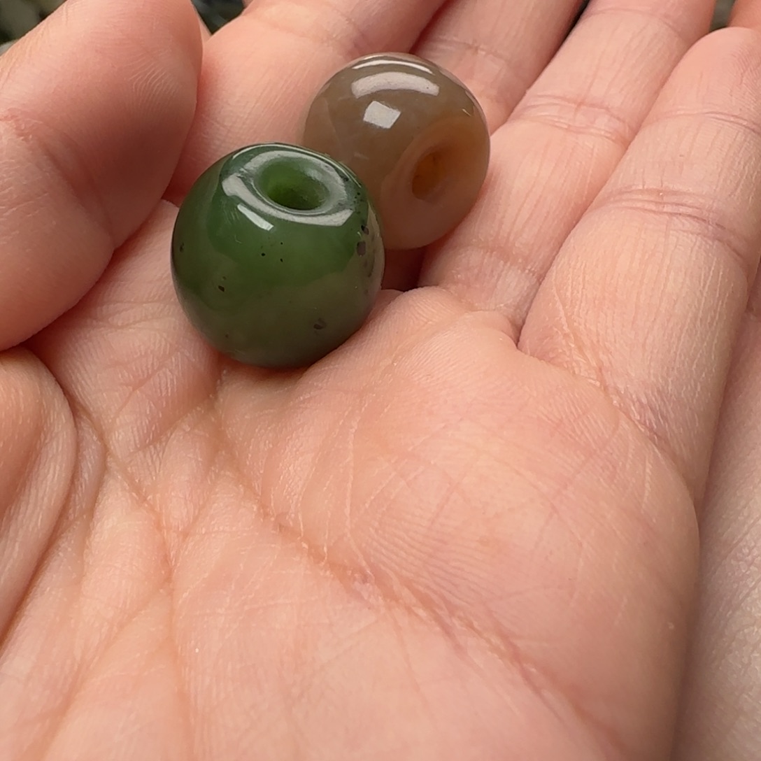 晓***芳和田玉未镶嵌颈饰