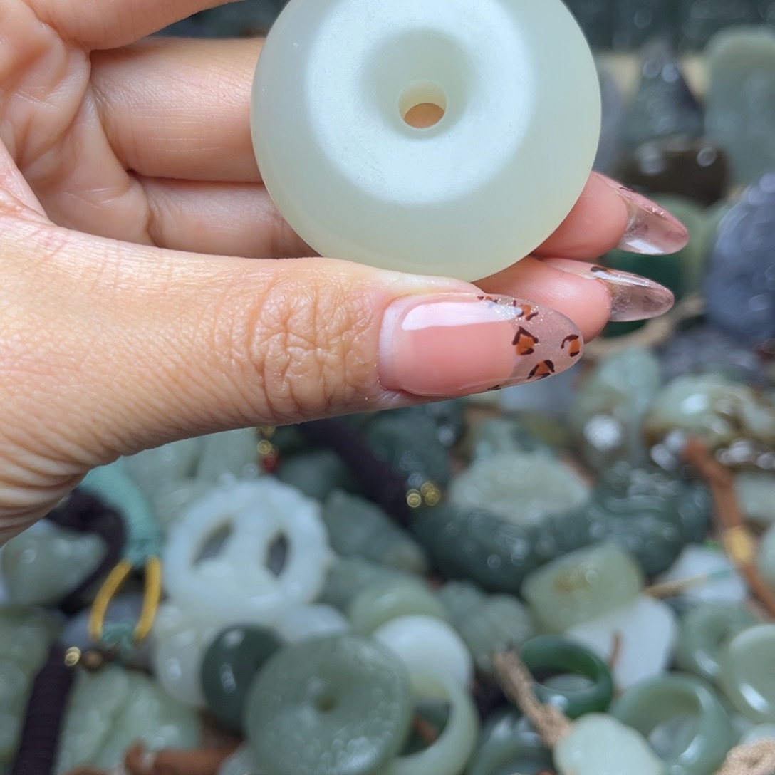 和田玉颈饰未镶嵌风*子