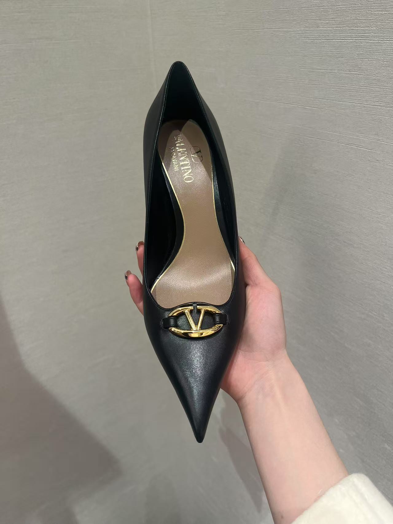 未使用 Valentino/华伦天奴 全新爆款气质时尚通用细跟高跟鞋