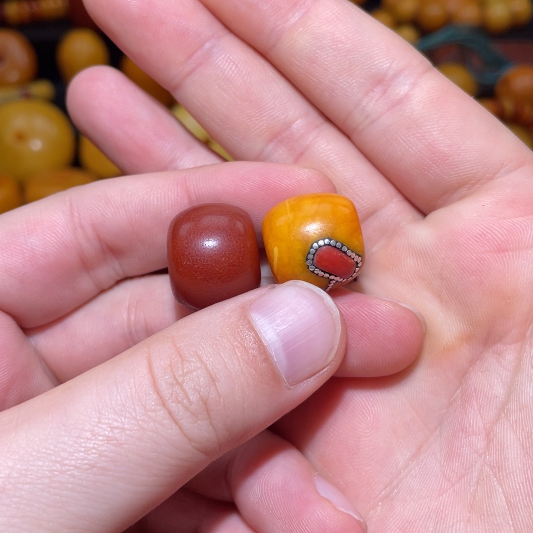 正***身琥珀未镶嵌裸石两颗