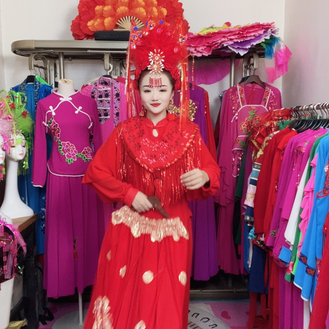 衣服，裙子，腰封，头花，耳环170斤