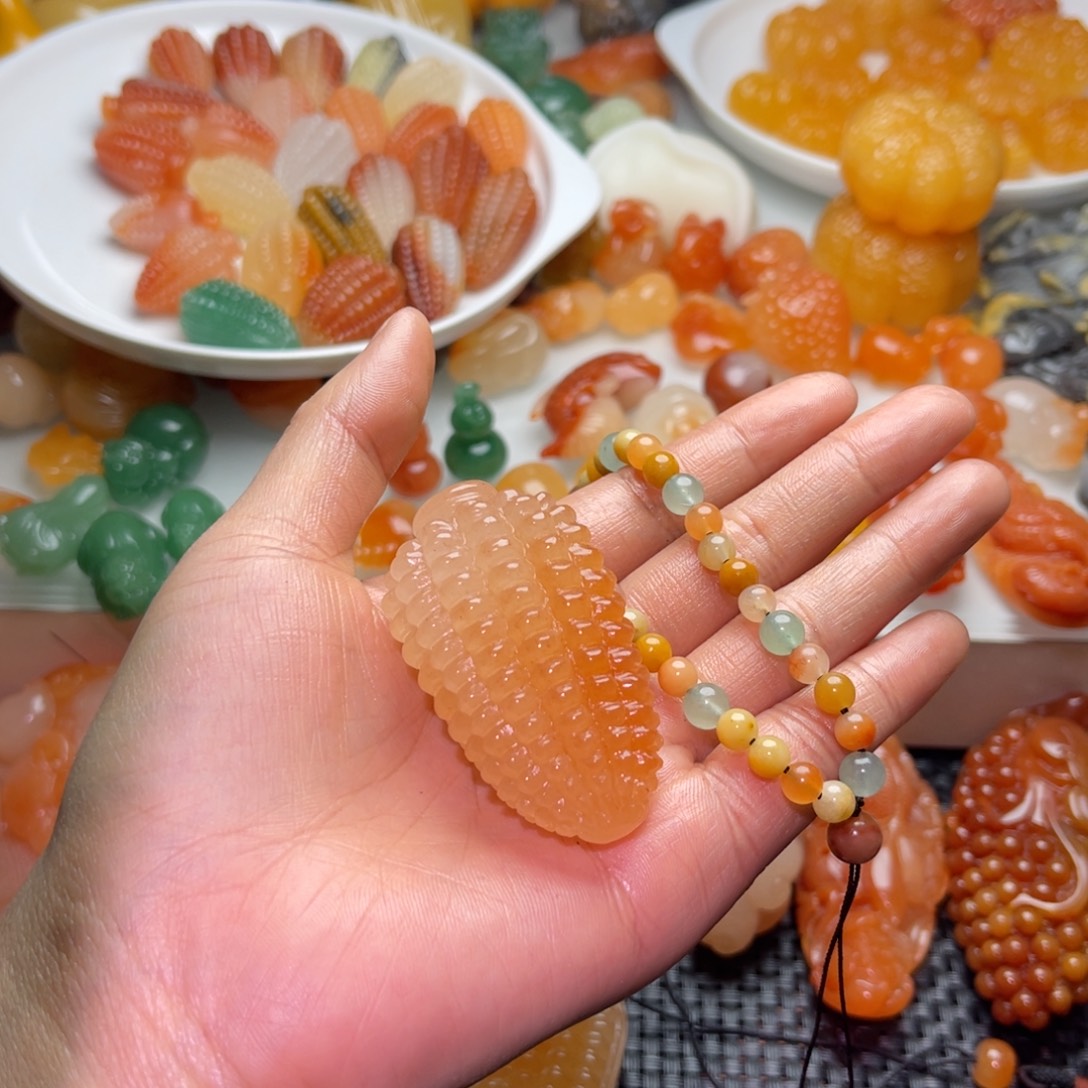 楚***楚石英质玉（金丝玉）未镶嵌颈饰