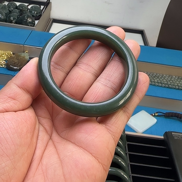 和田玉未镶嵌手镯