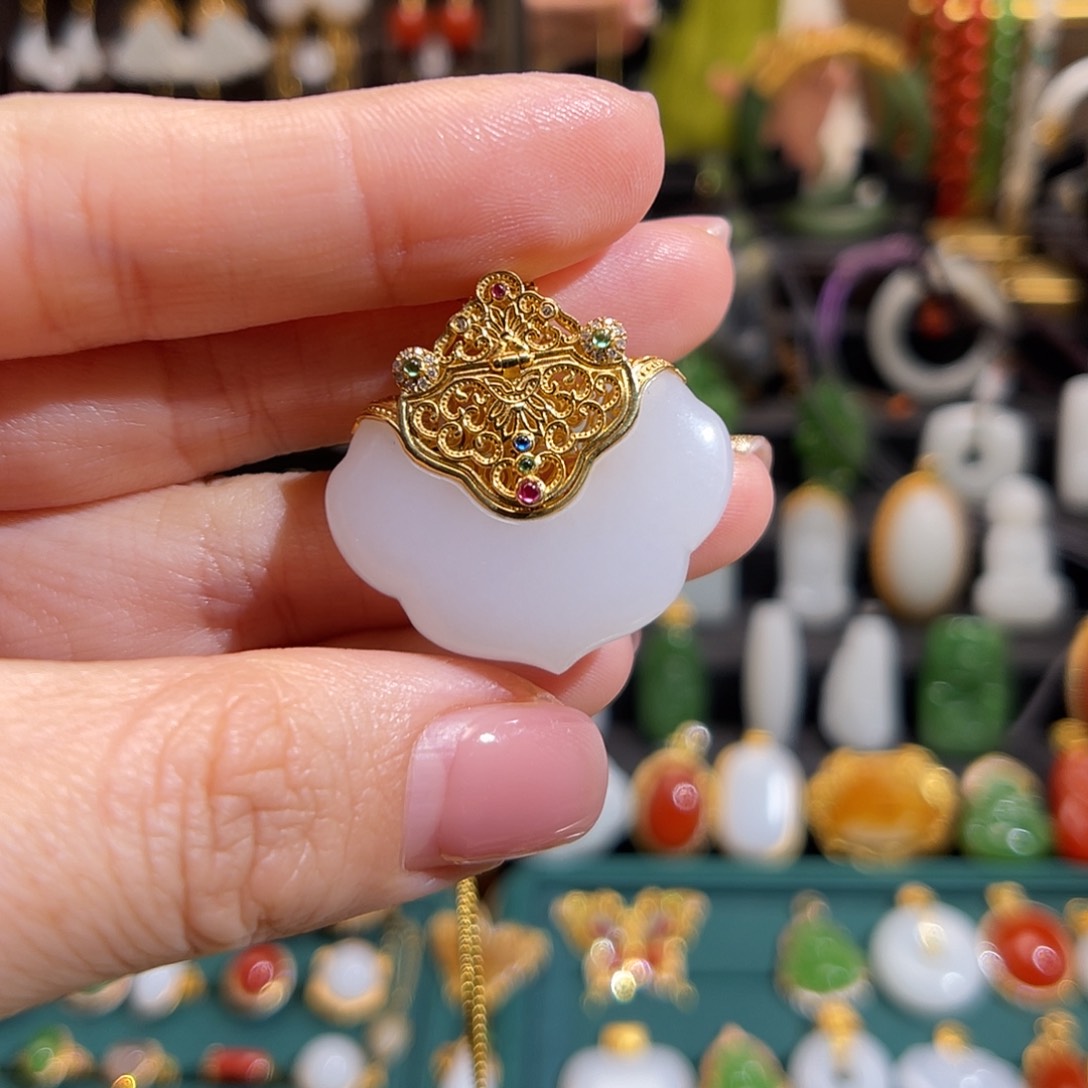 和田玉挂件18K金镶嵌