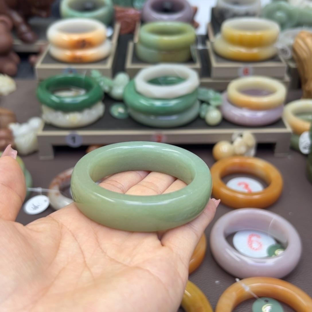 石英质玉手镯未镶嵌月****跑