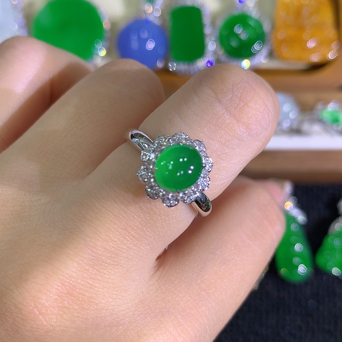 翡翠18K金镶嵌戒指蛋面