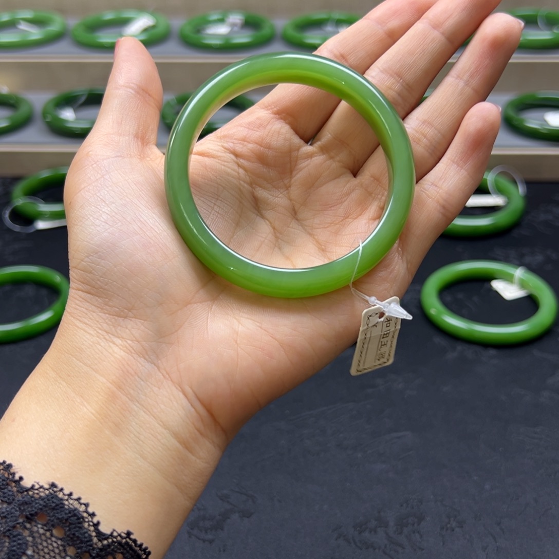 和田玉（碧玉）手镯未镶嵌荧光粉绿