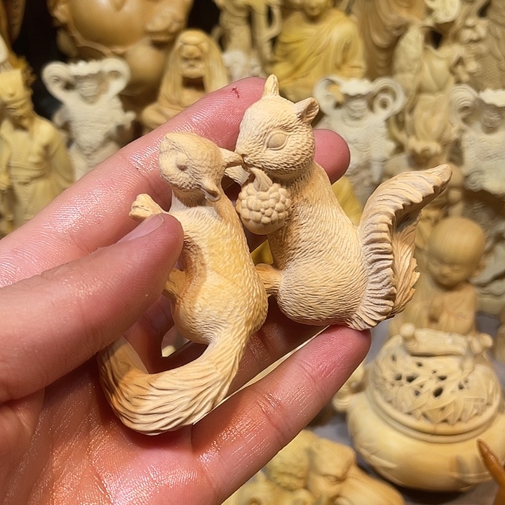 黄杨木小瑕疵松鼠一对