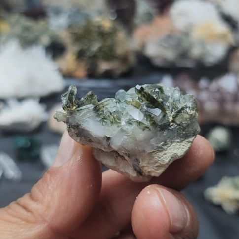 未镶嵌摆件水晶川藏绿幽灵晶辍