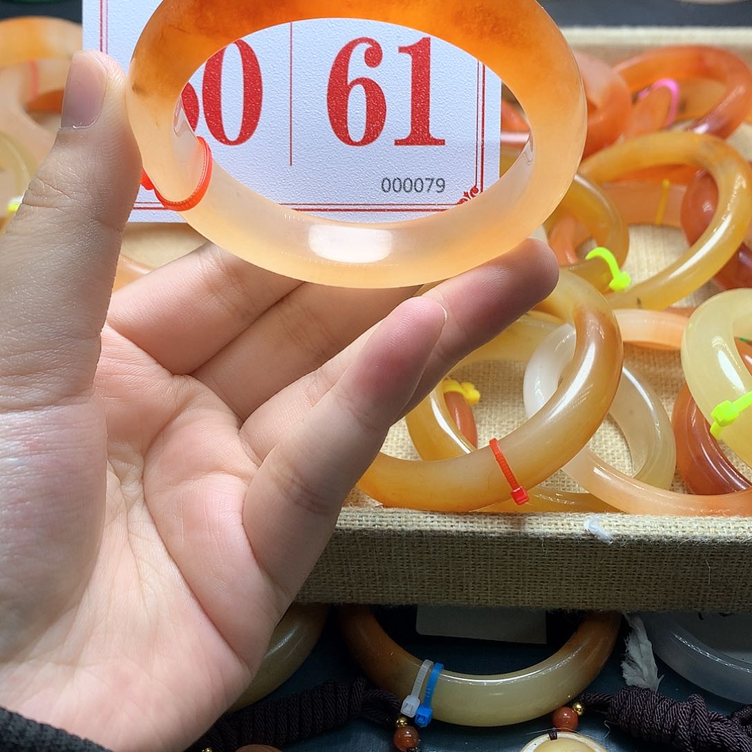 未镶嵌石英质玉（黄龙玉）手镯