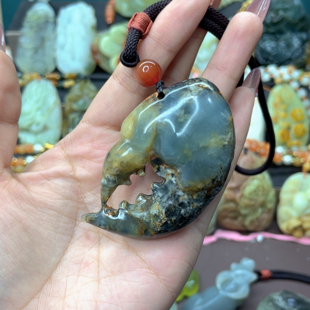 蛇纹石玉颈饰未镶嵌