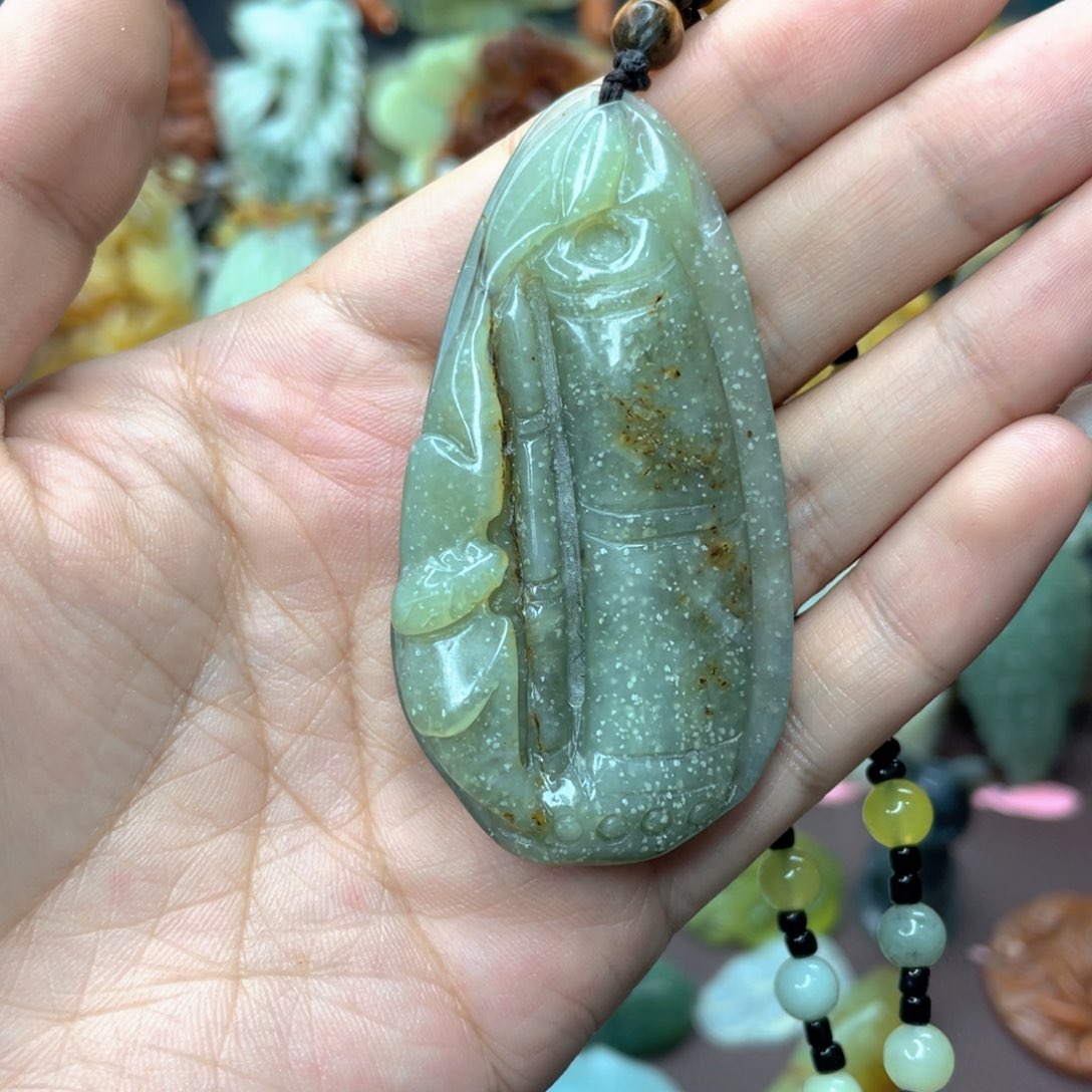蛇纹石玉颈饰未镶嵌