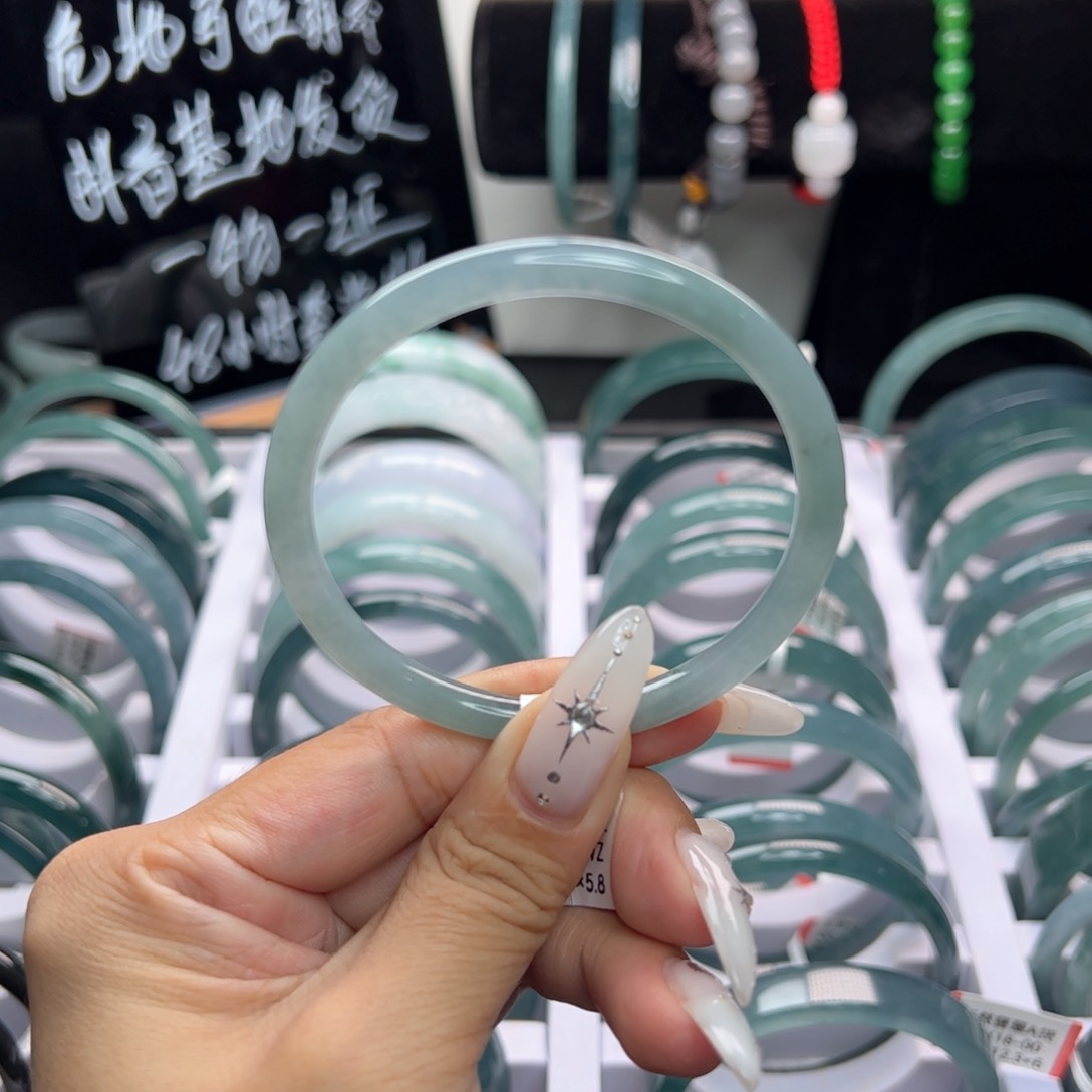 翡翠手镯未镶嵌翡翠