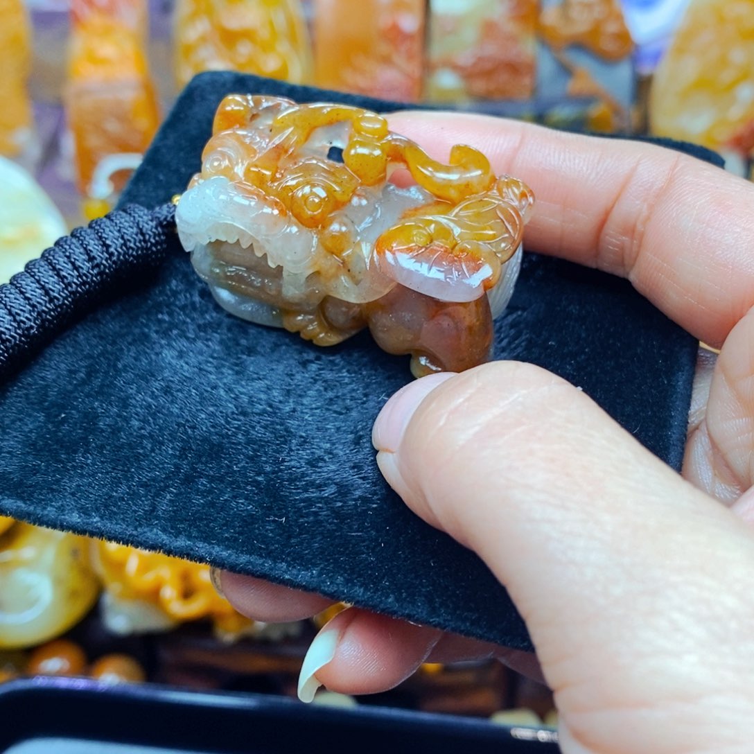 未镶嵌石英质玉（黄龙玉）颈饰