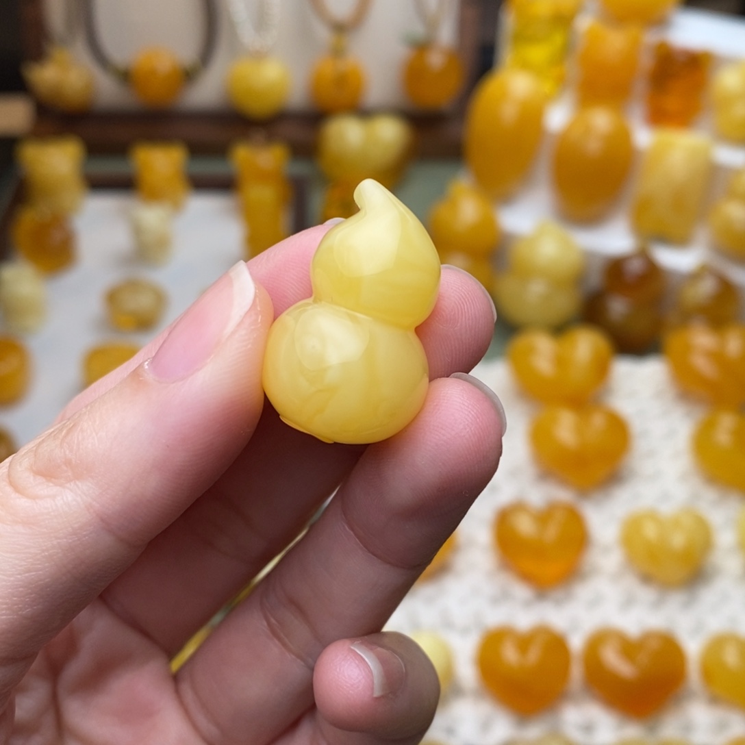 莎***d琥珀未镶嵌颈饰葫芦