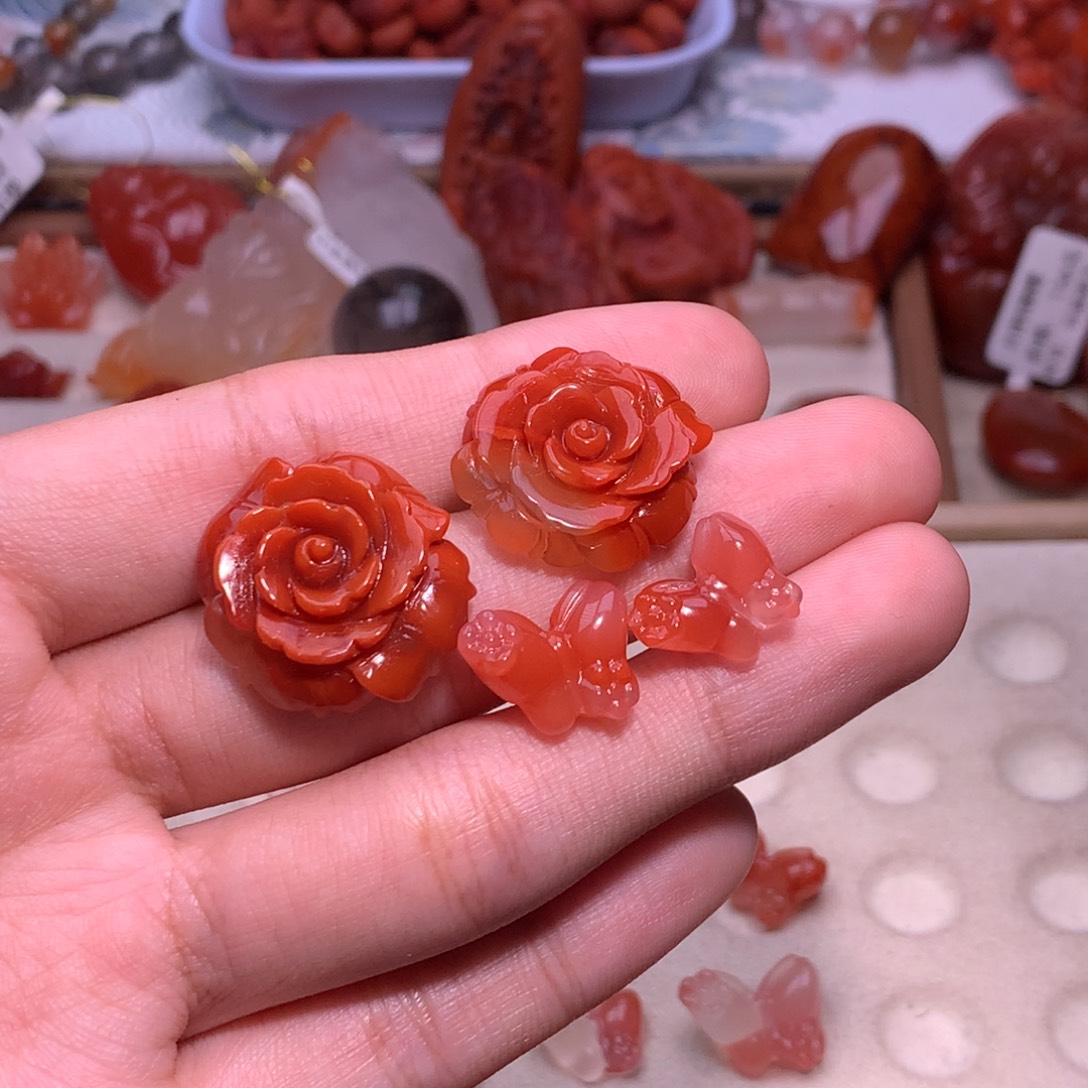 雪***殇南红玛瑙未镶嵌珠宝半成品牡丹蝴蝶