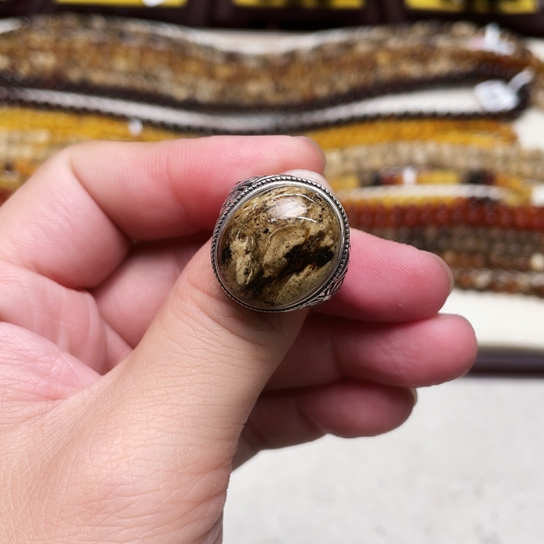 未镶嵌颈饰琥珀大