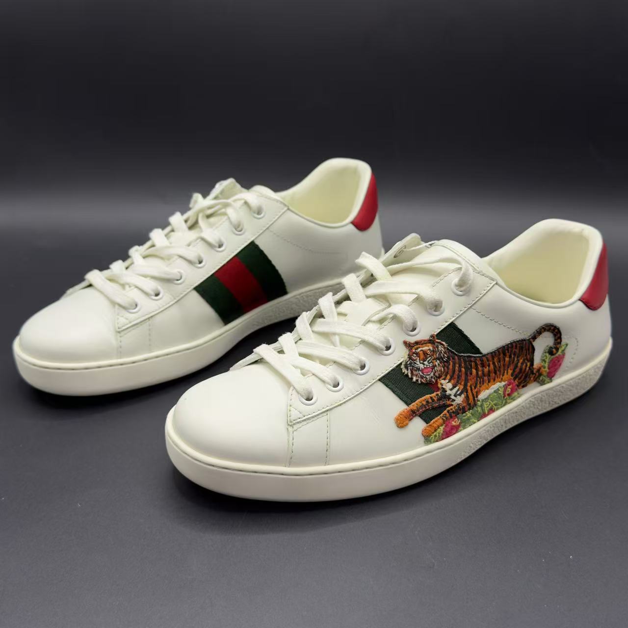 95新 GUCCI/古驰 【聚星优选】男士白色虎身刺绣板鞋41欧码Lo254s