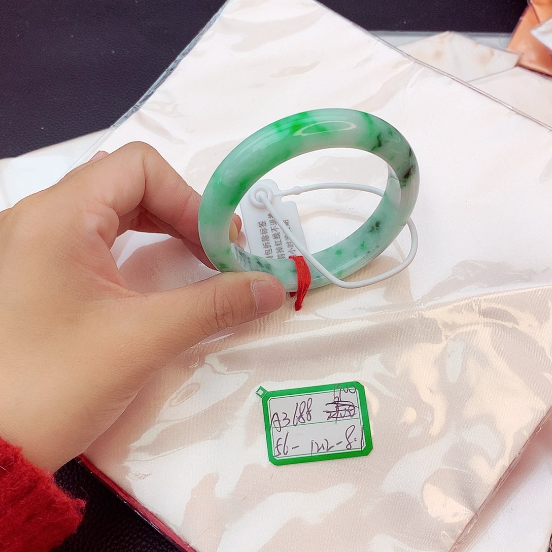 翡翠手镯未镶嵌翡翠