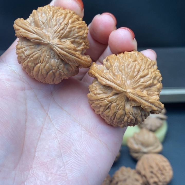 文玩核桃吊坠白狮子