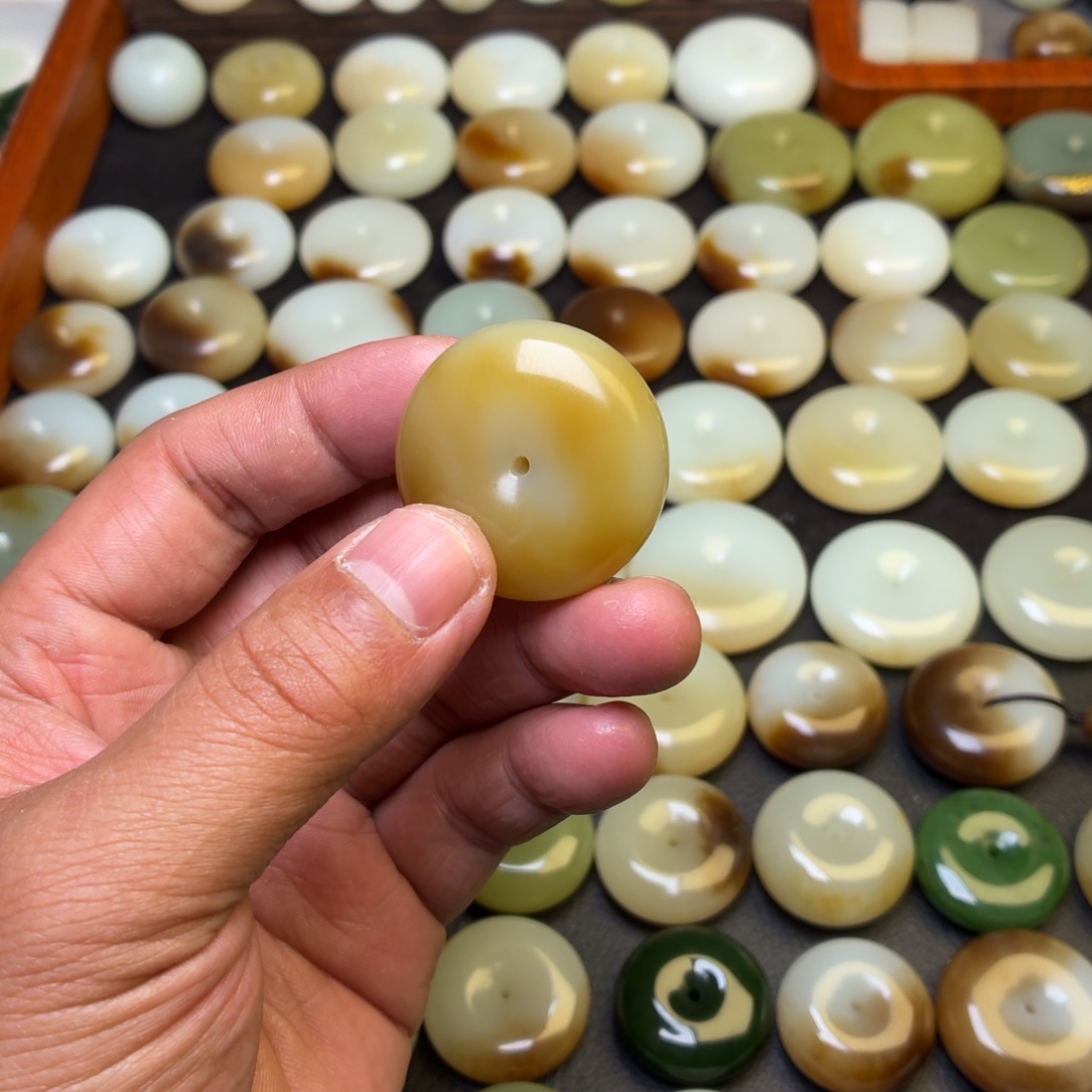 用***1和田玉未镶嵌颈饰