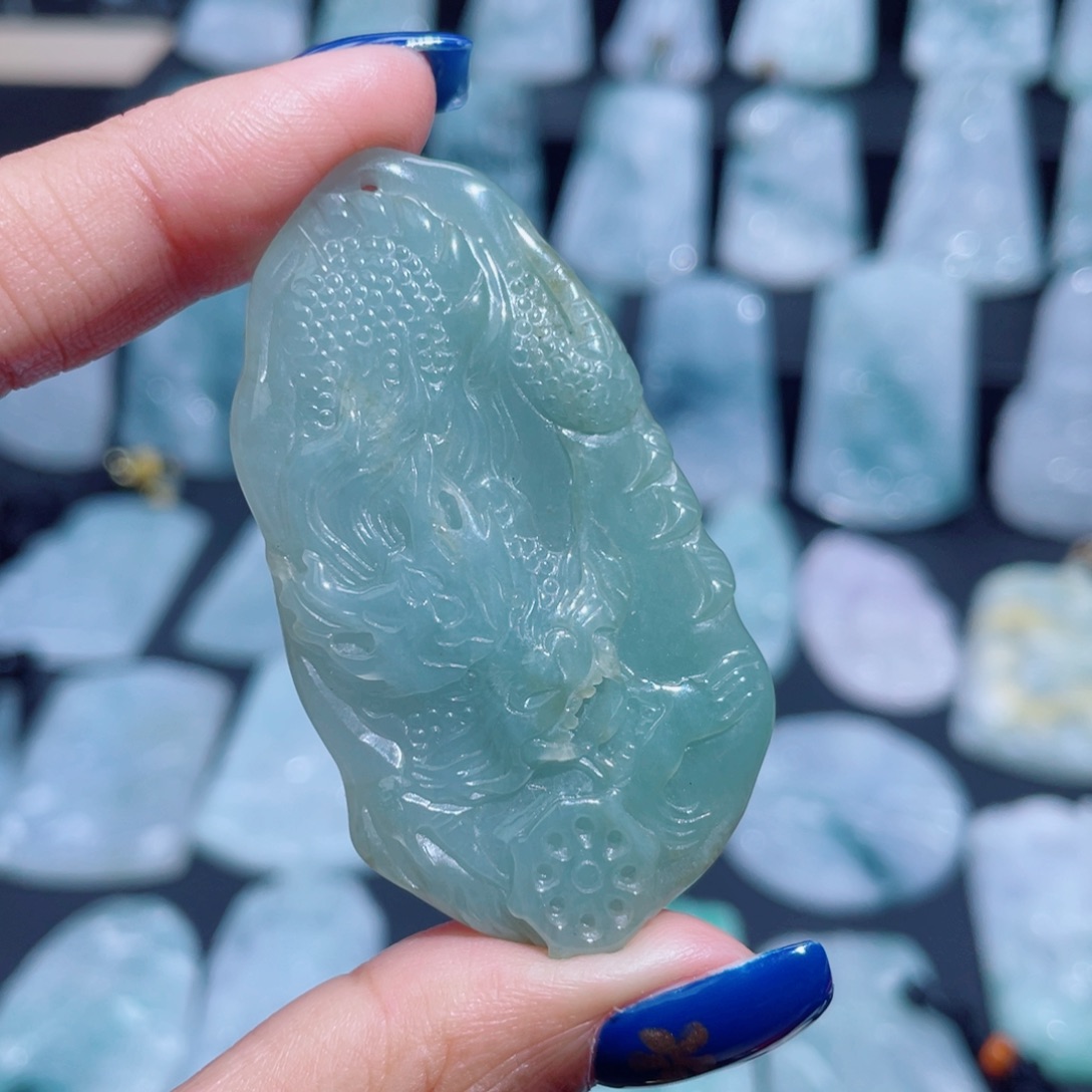 翡翠未镶嵌颈饰龙牌