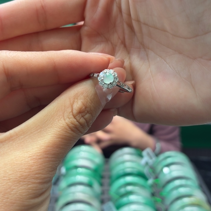 石英质玉未镶嵌颈饰戒指 