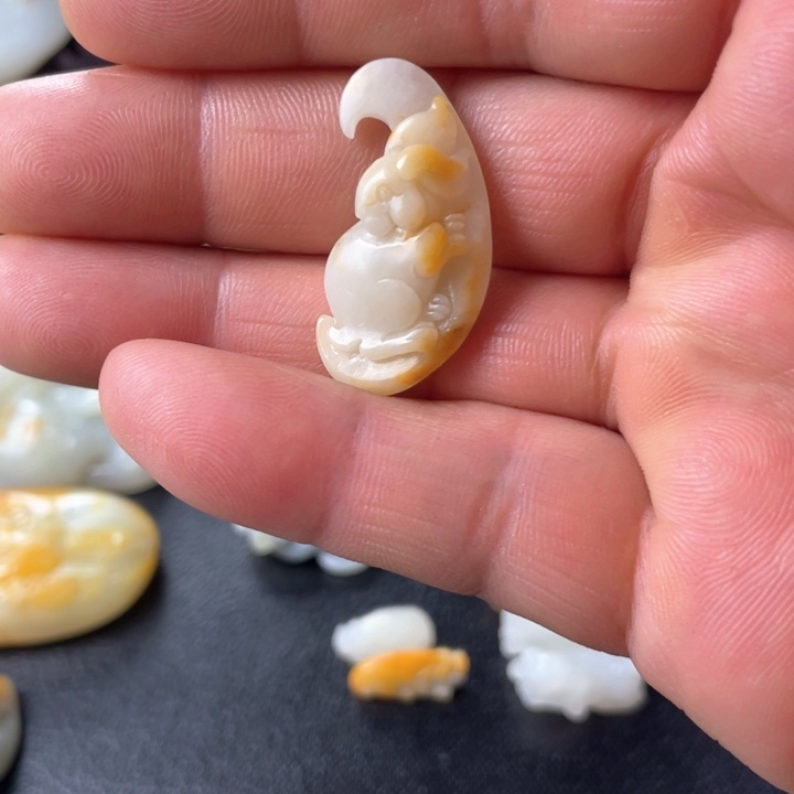 和田玉未镶嵌颈饰逍*哥