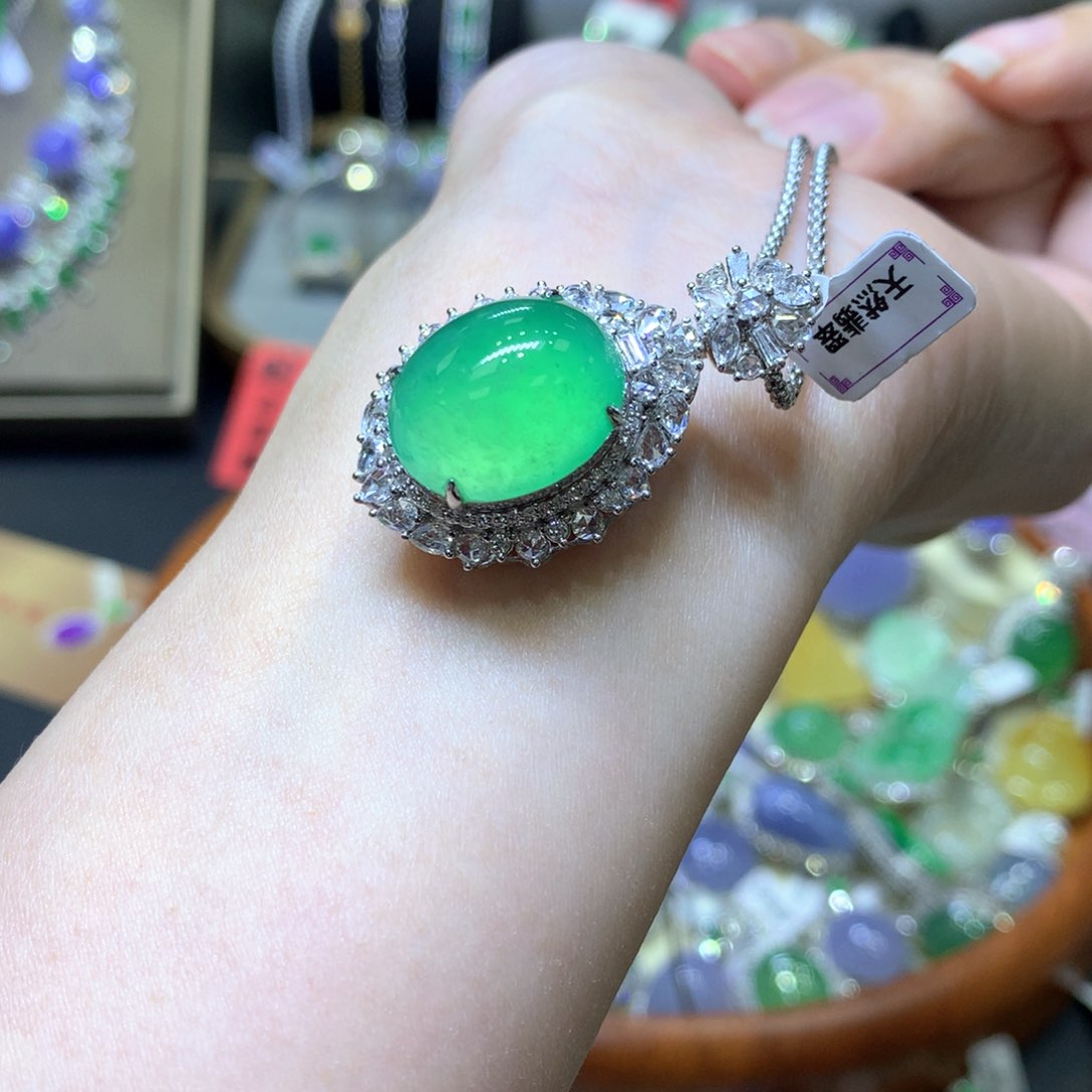 【闪购商品】翡翠颈饰18K金镶嵌翡翠吊坠项链