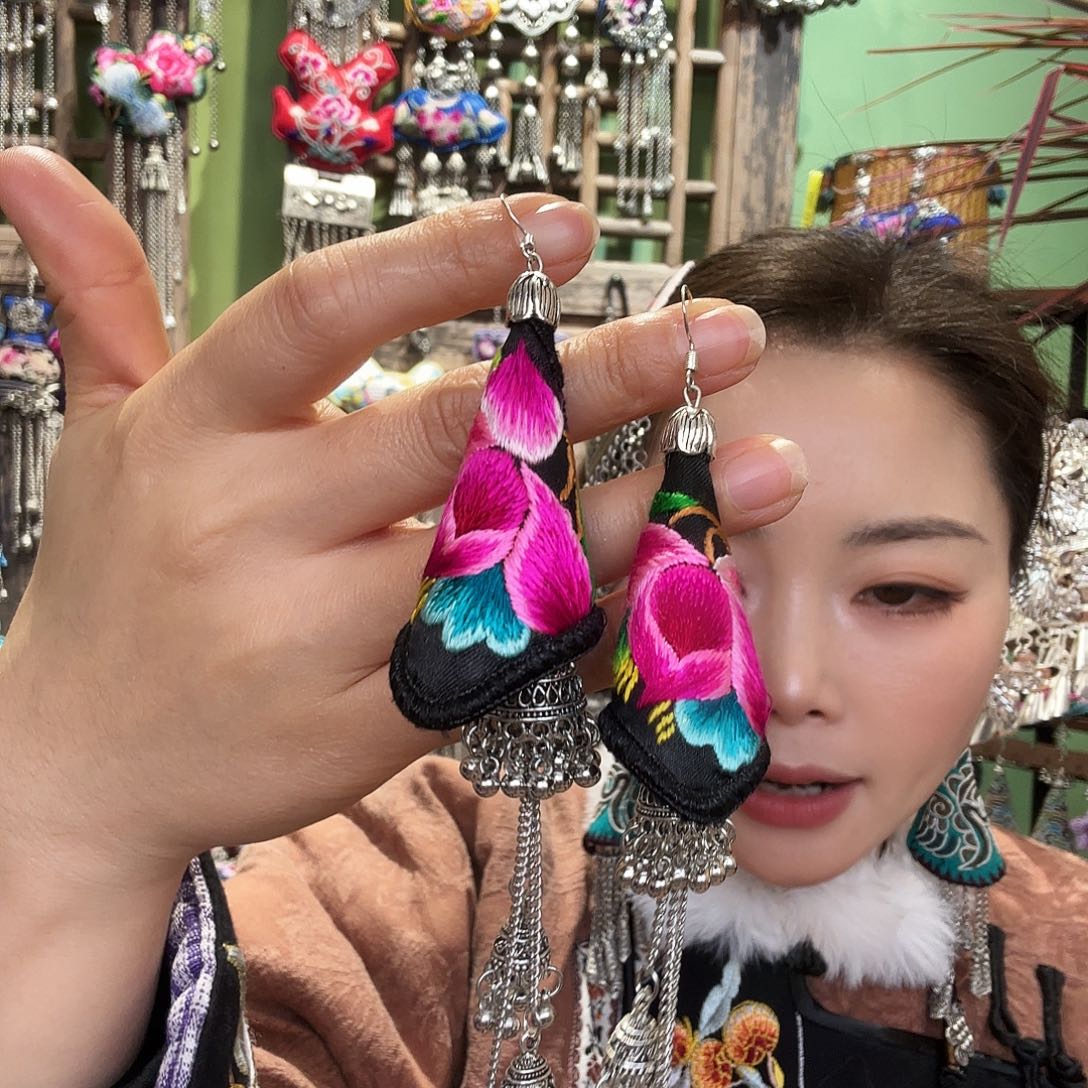 刺绣耳环。                