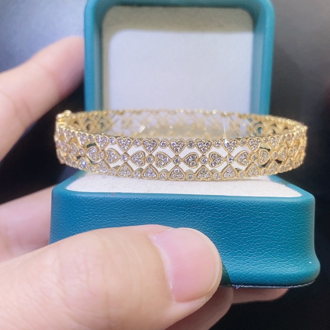 钻石手镯18K金镶嵌爱心蕾丝手镯K黄