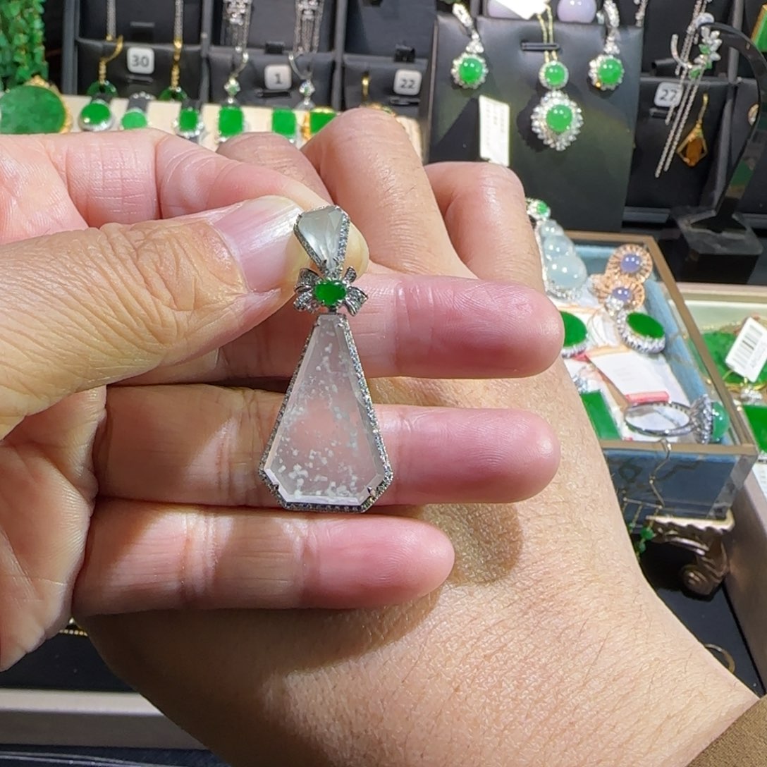 翡翠18K金镶嵌颈饰吊坠