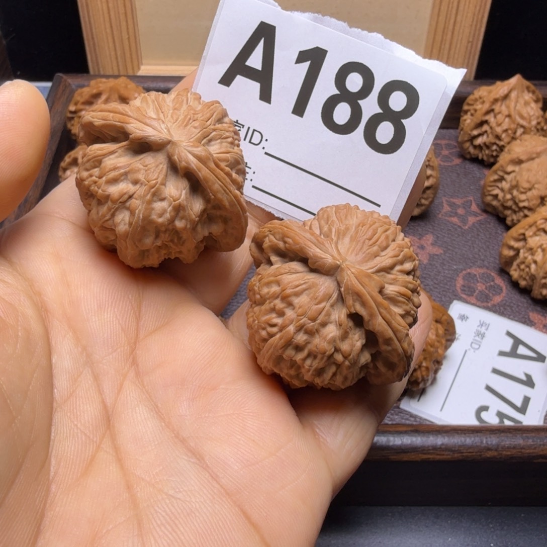石***想文玩核桃把件40尺白狮子A188