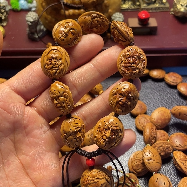大桃核雕刻瑕疵罗汉
