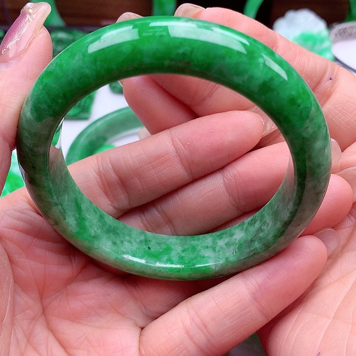 翡翠手镯未镶嵌翡翠