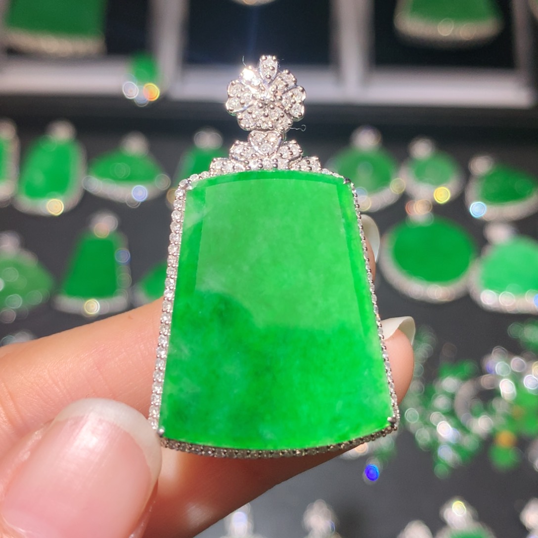 翡翠颈饰18K金镶嵌翡翠