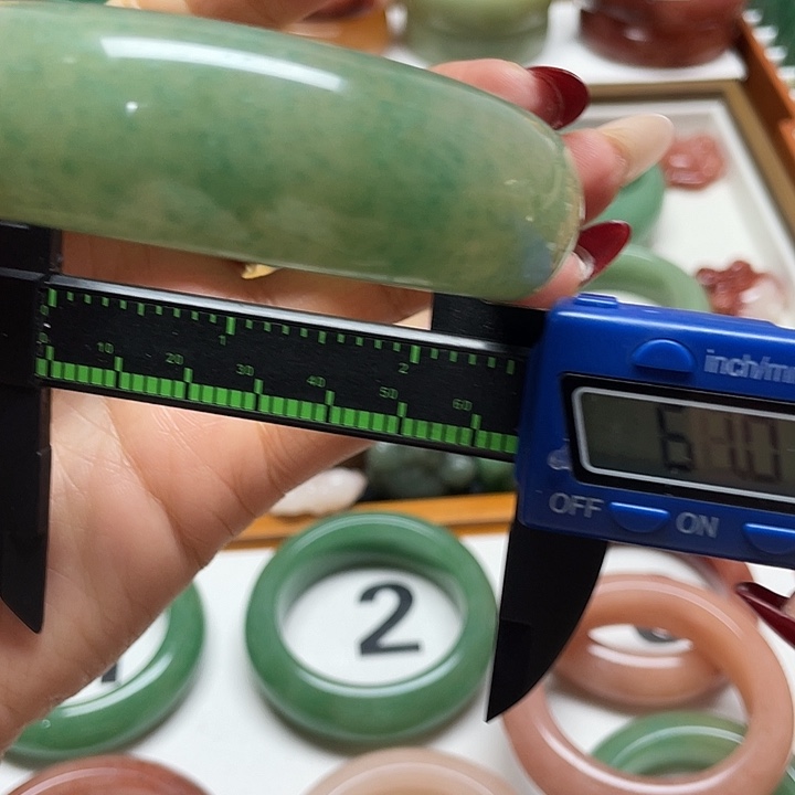 石英质玉（非洲翠）合金手镯