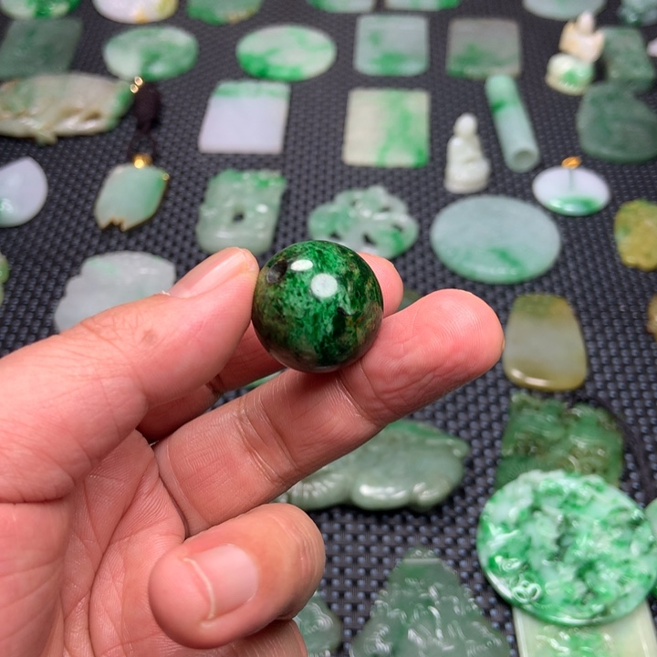 翡翠挂件未镶嵌宝*，