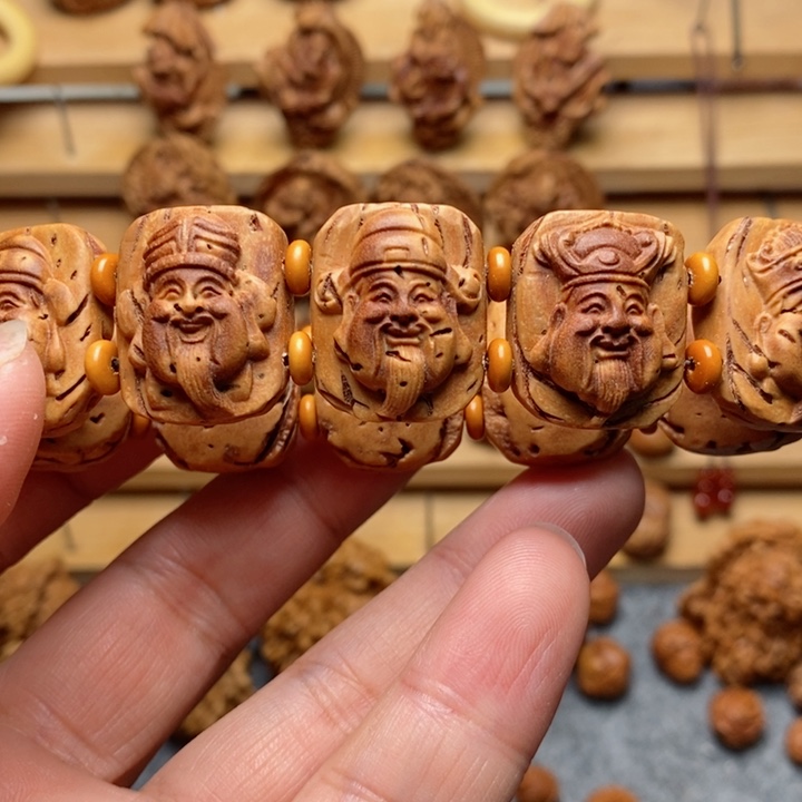 桃核雕刻财神手牌