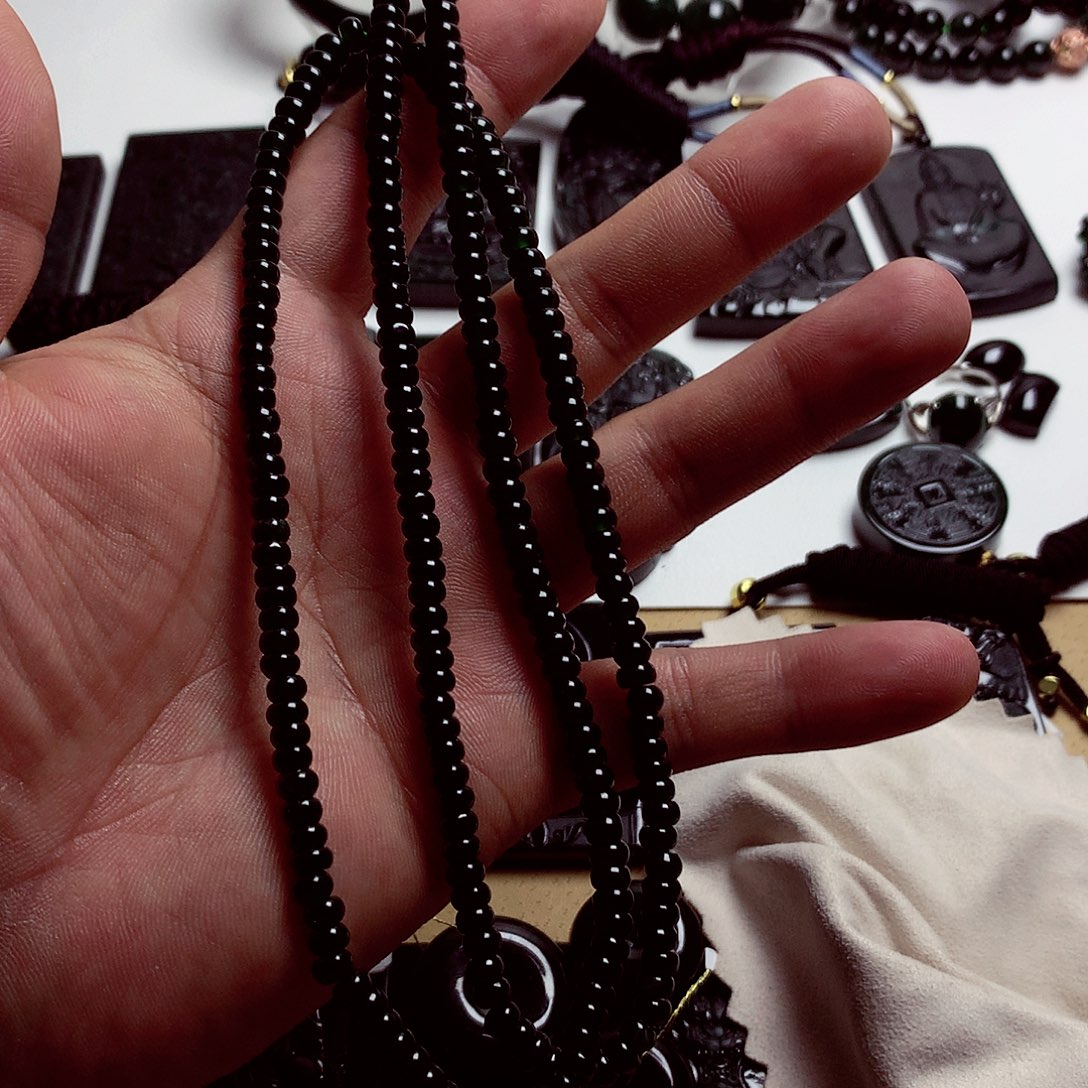 翡翠未镶嵌颈饰球*