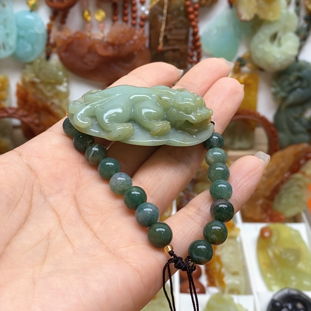 蛇纹石玉颈饰未镶嵌