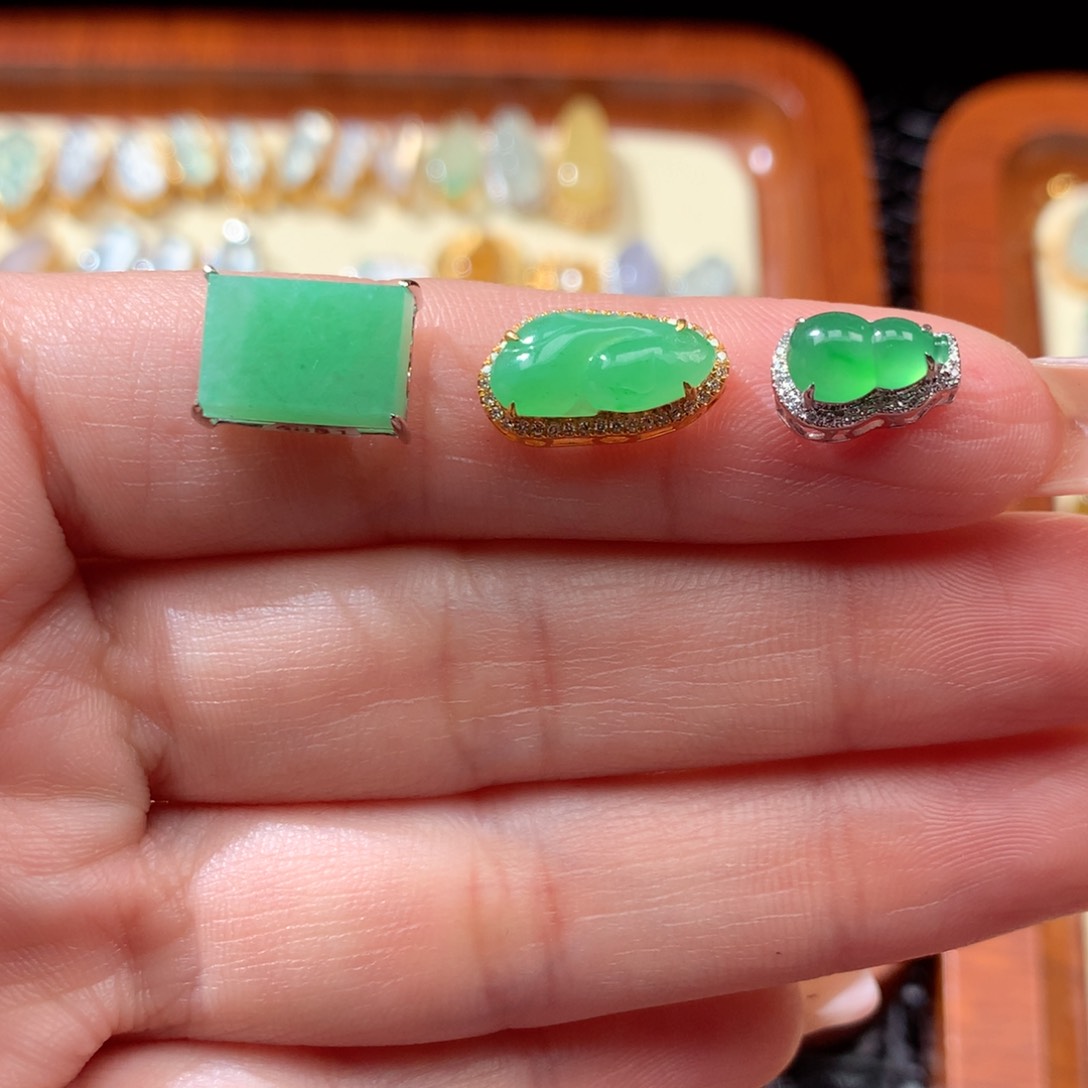 翡翠颈饰18K金镶嵌胖***族翡翠