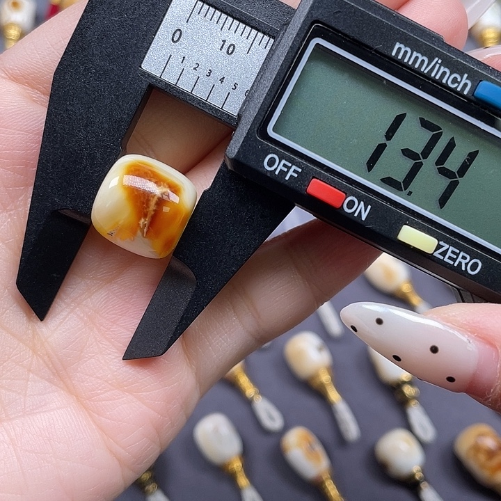 琥珀未镶嵌裸石14.1mm