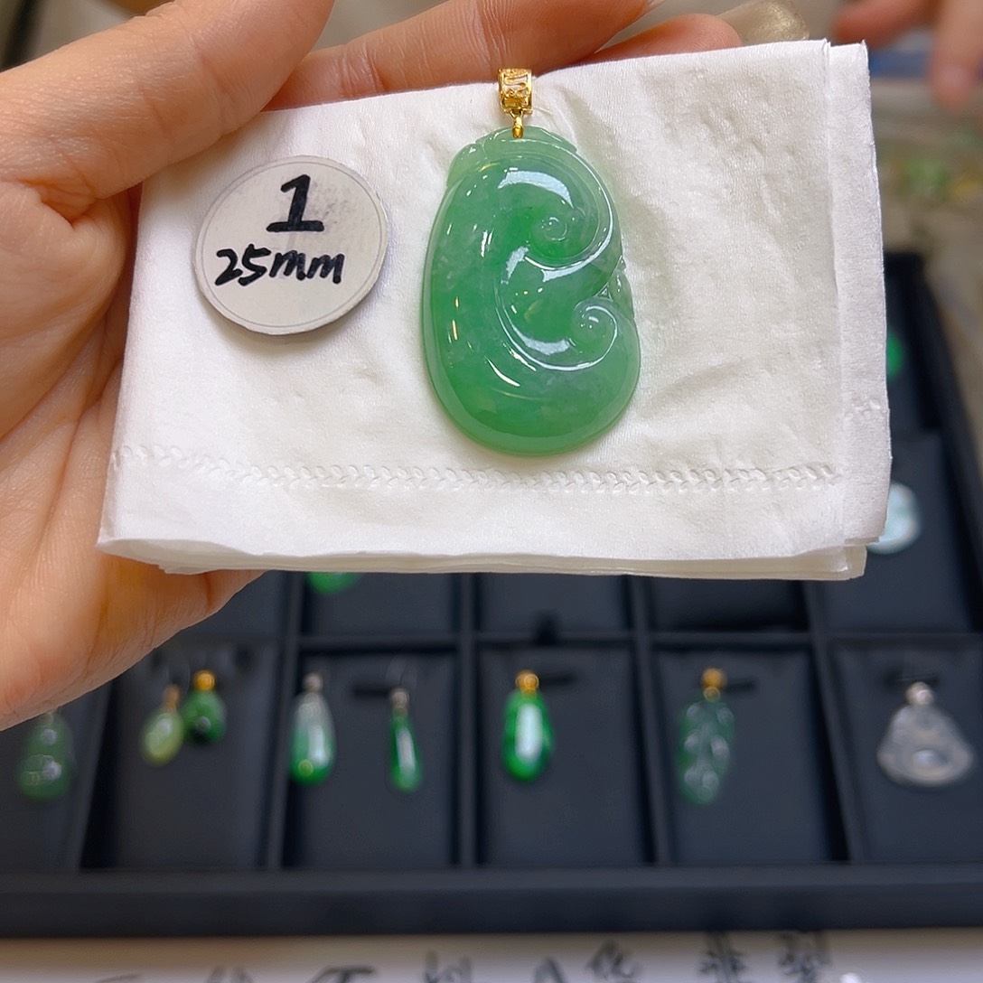 翡翠颈饰18K金镶嵌翡翠