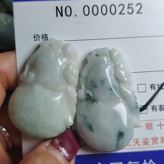 翡翠未镶嵌颈饰葫芦吊坠