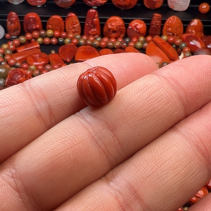 韩***室南红玛瑙未镶嵌珠子